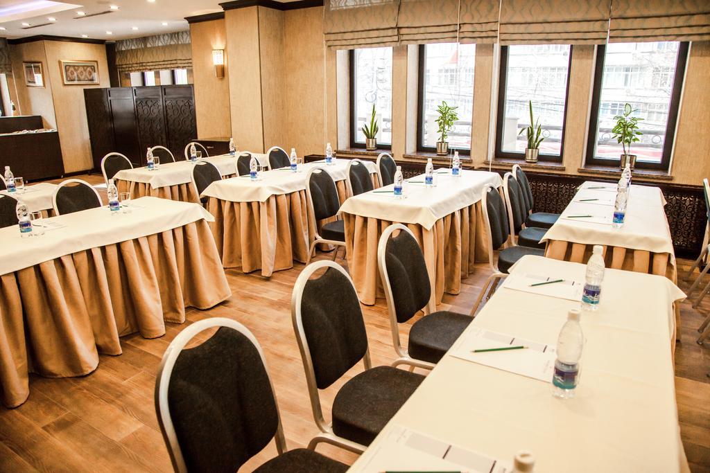 Ramada By Wyndham Bishkek Centre Hotel Ngoại thất bức ảnh