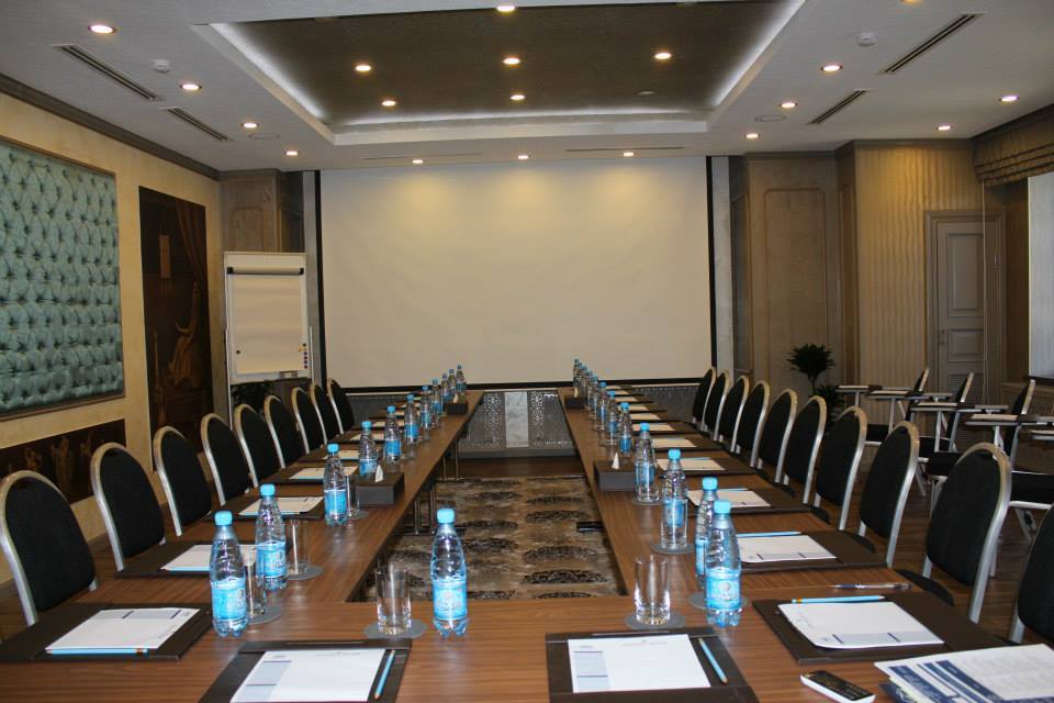 Ramada By Wyndham Bishkek Centre Hotel Ngoại thất bức ảnh