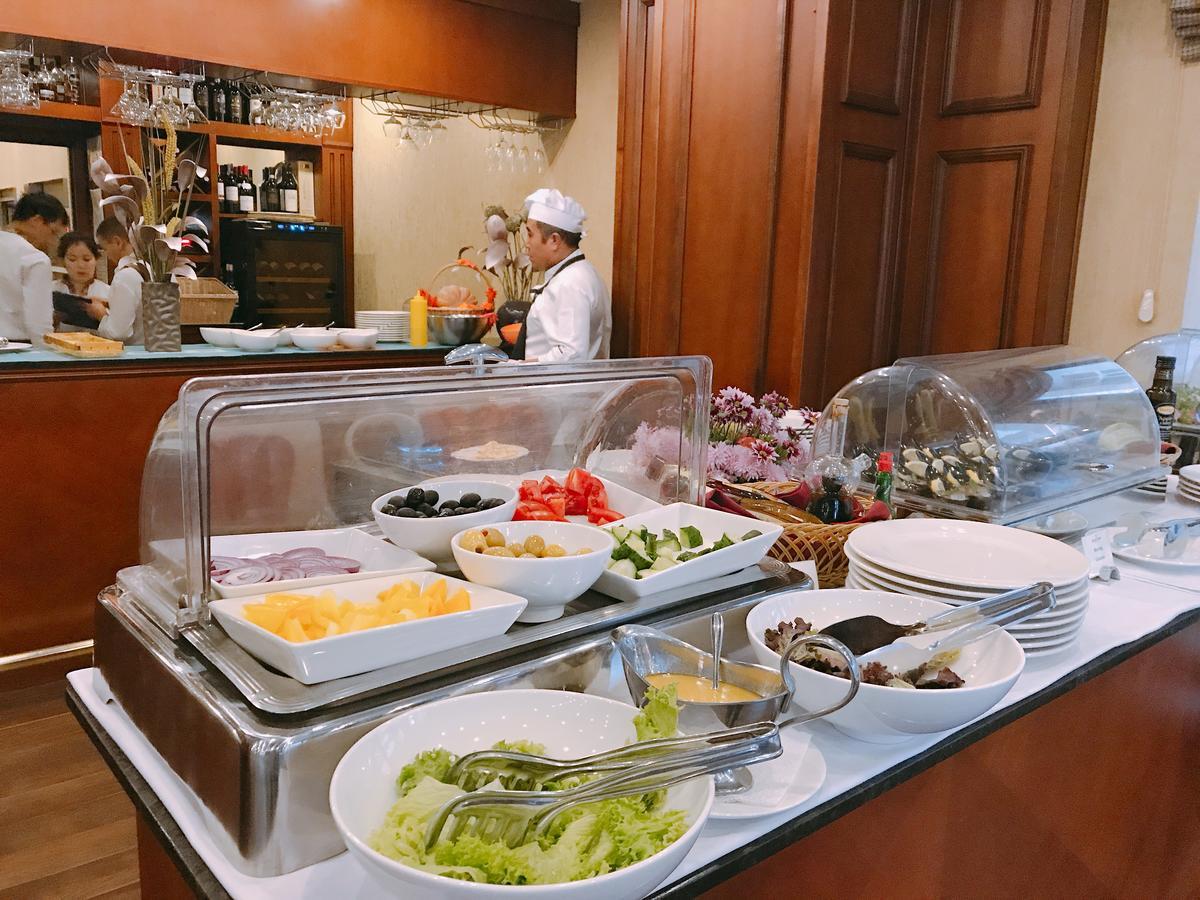 Ramada By Wyndham Bishkek Centre Hotel Ngoại thất bức ảnh