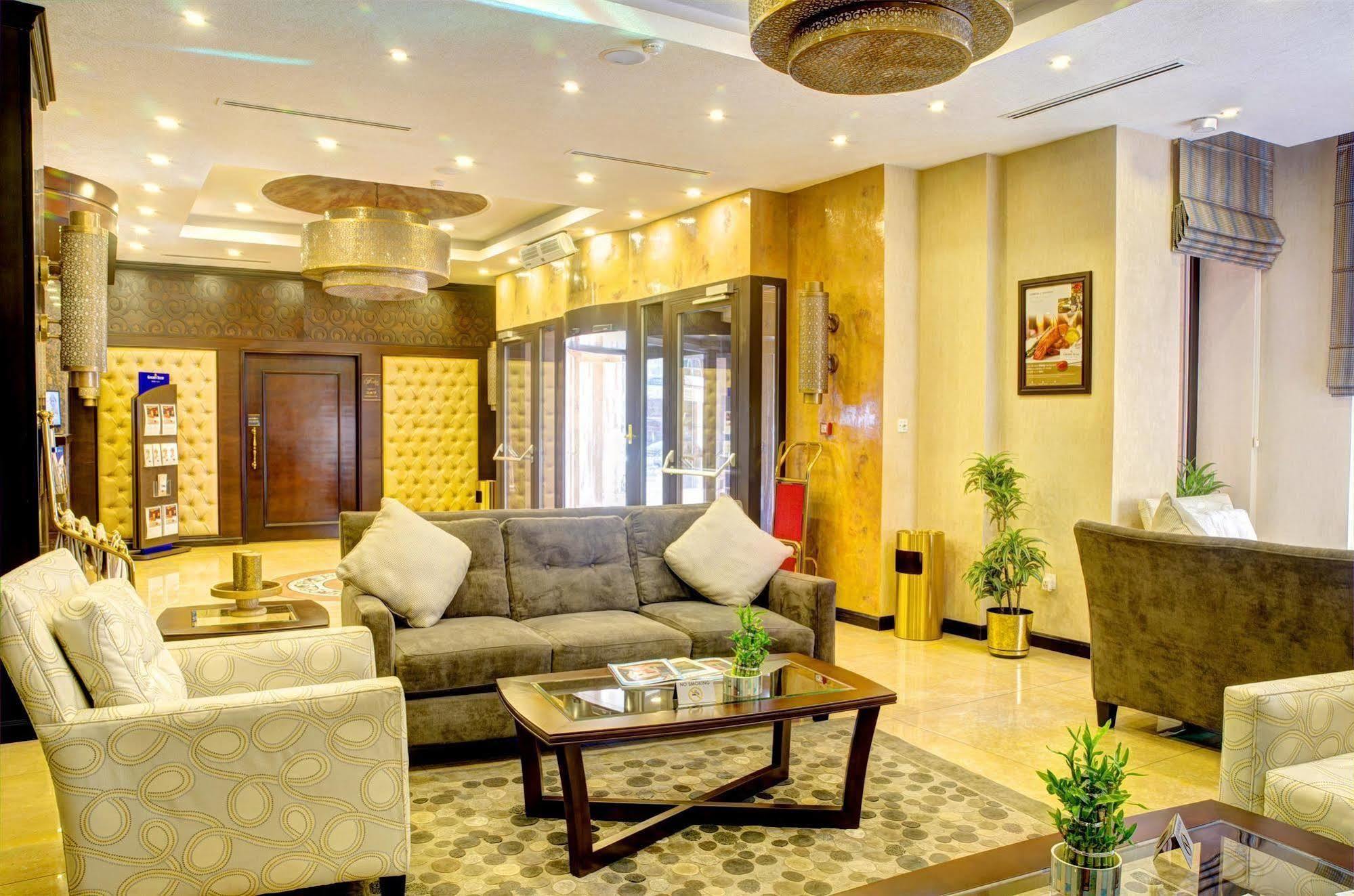 Ramada By Wyndham Bishkek Centre Hotel Ngoại thất bức ảnh