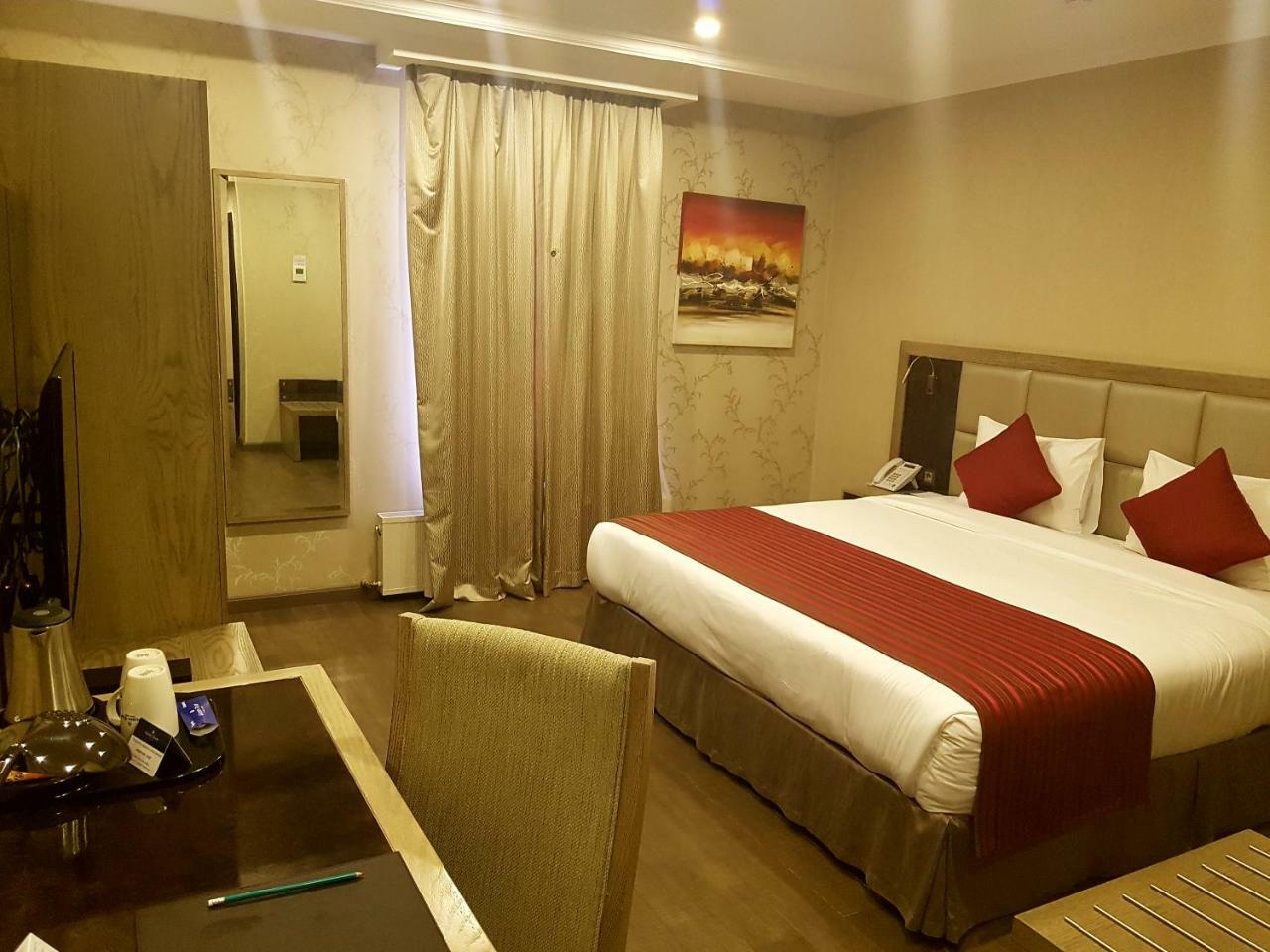 Ramada By Wyndham Bishkek Centre Hotel Ngoại thất bức ảnh