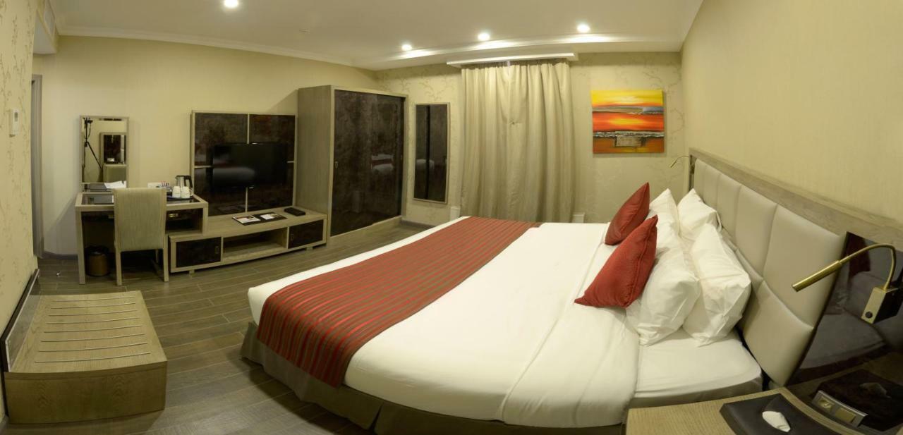 Ramada By Wyndham Bishkek Centre Hotel Ngoại thất bức ảnh