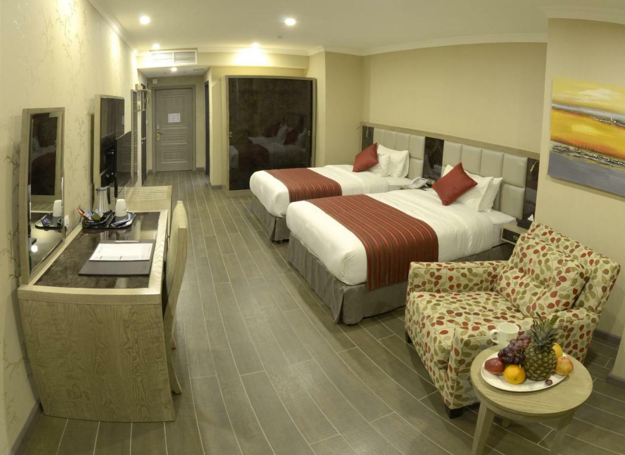 Ramada By Wyndham Bishkek Centre Hotel Ngoại thất bức ảnh