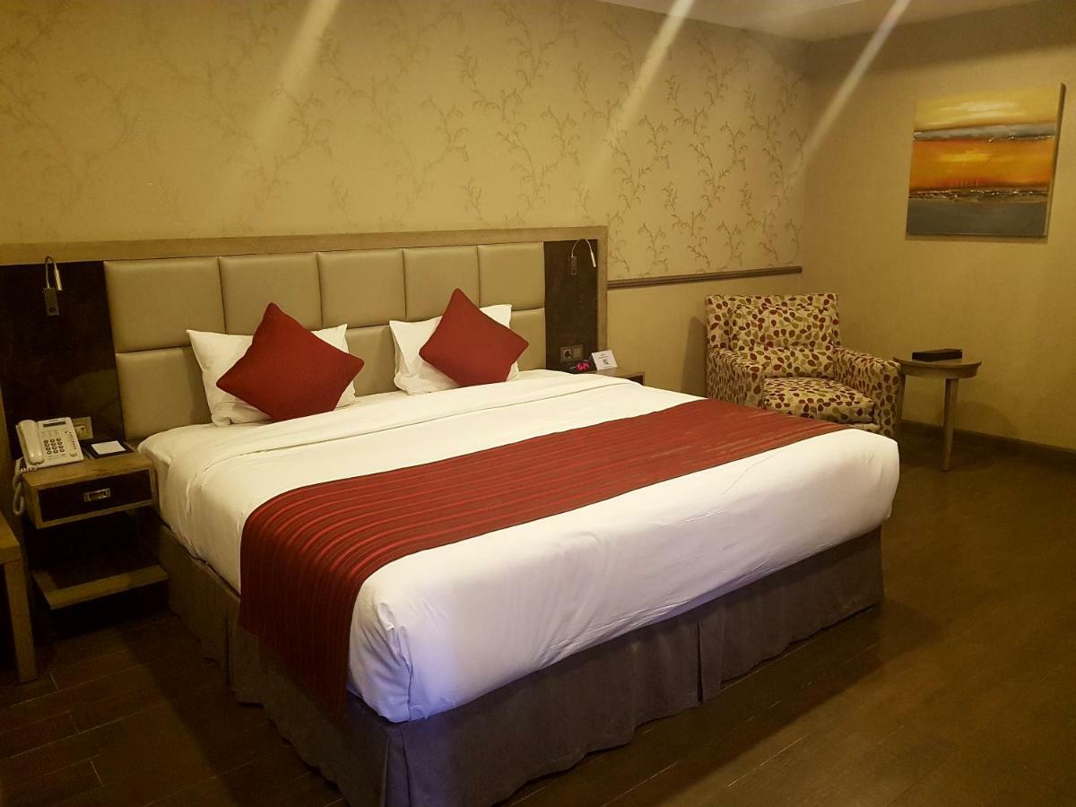 Ramada By Wyndham Bishkek Centre Hotel Ngoại thất bức ảnh