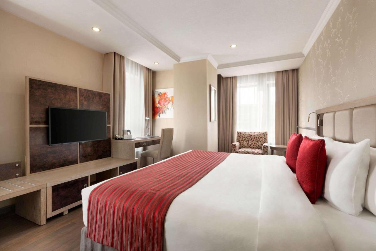 Ramada By Wyndham Bishkek Centre Hotel Ngoại thất bức ảnh